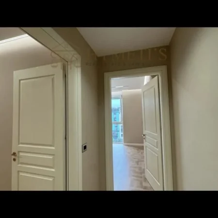 Tirane, jepet me qera ambjent biznesi Kati 5, 120 m² 1.800 € (Ambasador 1)