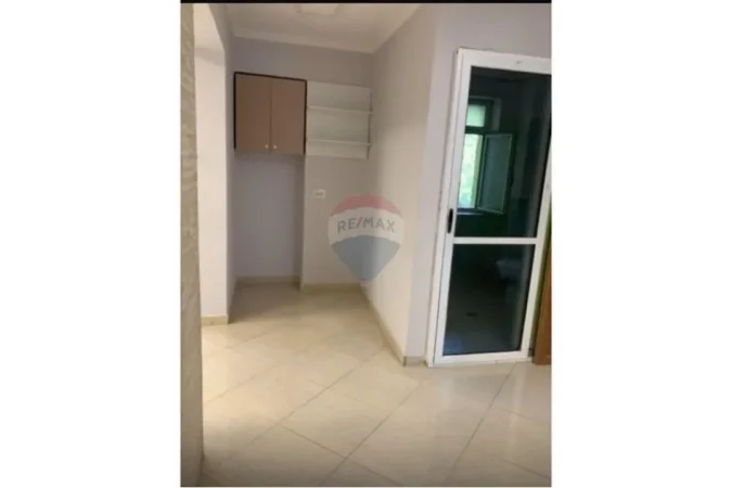 Tirane, jepet me qera dyqan , 60 m² 700 € (Rruga Irfan Tomini)