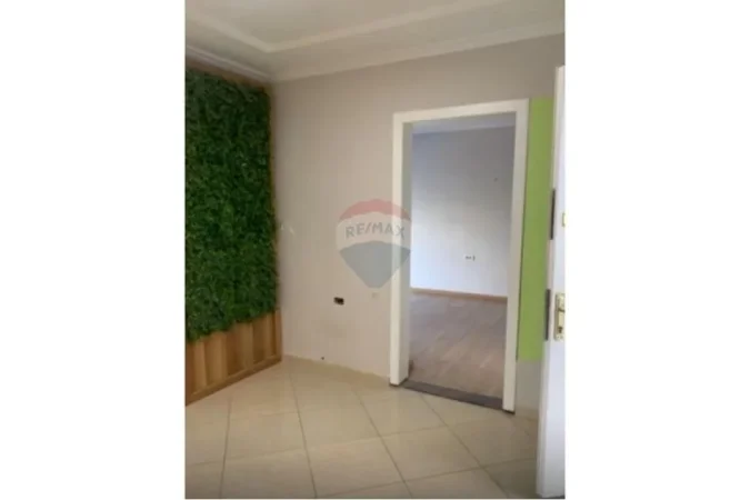 Tirane, jepet me qera dyqan , 60 m² 700 € (Rruga Irfan Tomini)