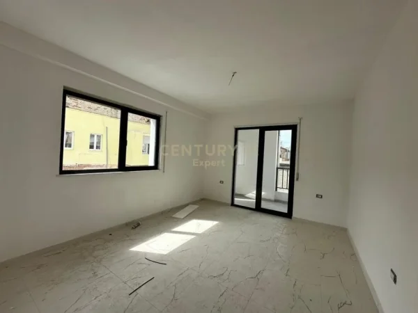 Tirane, jepet me qera ambjent biznesi Kati 3, 145 m² 1.000 € (Rruga e Durresit)