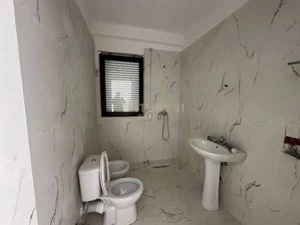 Tirane, jepet me qera ambjent biznesi Kati 3, 145 m² 1.000 € (Rruga e Durresit)