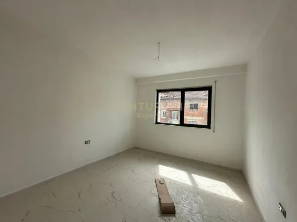Tirane, jepet me qera ambjent biznesi Kati 3, 145 m² 1.000 € (Rruga e Durresit)