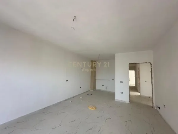 Tirane, jepet me qera ambjent biznesi Kati 3, 145 m² 1.000 € (Rruga e Durresit)