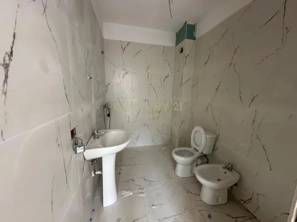 Tirane, jepet me qera ambjent biznesi Kati 3, 145 m² 1.000 € (Rruga e Durresit)