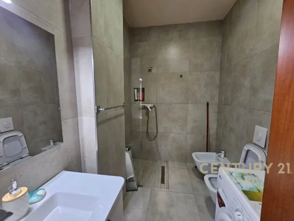 Tirane, jepet me qera apartament 2+1 Kati 4, 74 m² 800 € (Myslym Shyri)