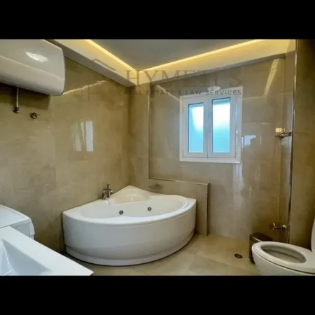 Tirane, jepet me qera apartament 3+1 Kati 4, 200 m² 1.800 € (Vilat Amerikane)