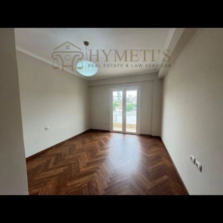 Tirane, jepet me qera apartament 3+1 Kati 4, 200 m² 1.800 € (Vilat Amerikane)