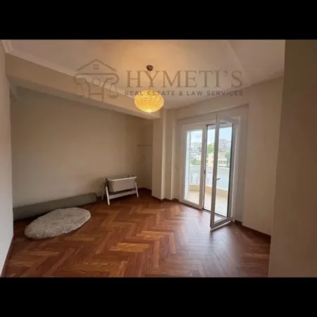 Tirane, jepet me qera apartament 3+1 Kati 4, 200 m² 1.800 € (Vilat Amerikane)