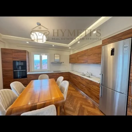 Tirane, jepet me qera apartament 3+1 Kati 4, 200 m² 1.800 € (Vilat Amerikane)