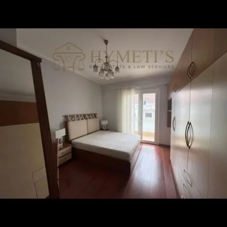 Tirane, jepet me qera apartament 3+1 Kati 2, 200 m² 1.800 € (Vilat Amerikane)