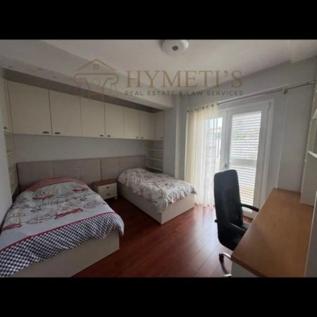 Tirane, jepet me qera apartament 3+1 Kati 2, 200 m² 1.800 € (Vilat Amerikane)