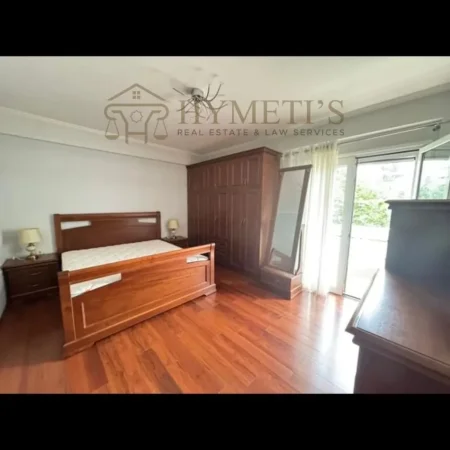 Tirane, jepet me qera apartament 3+1 Kati 2, 200 m² 1.800 € (Vilat Amerikane)