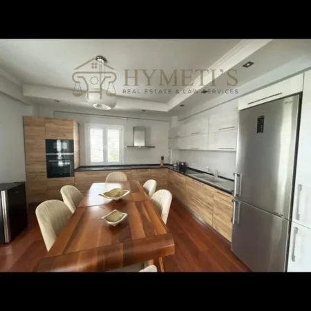 Tirane, jepet me qera apartament 3+1 Kati 2, 200 m² 1.800 € (Vilat Amerikane)