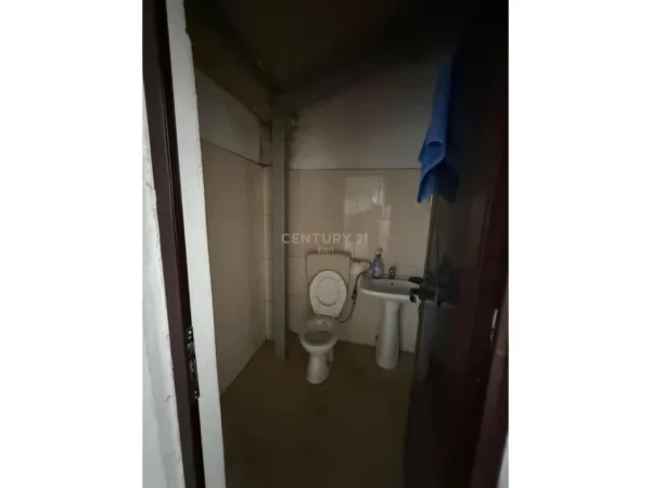 Tirane, jepet me qera ambjent biznesi Kati 0, 311 m² 1.000 € (Shkozet)