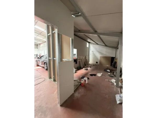 Tirane, jepet me qera ambjent biznesi Kati 0, 311 m² 1.000 € (Shkozet)