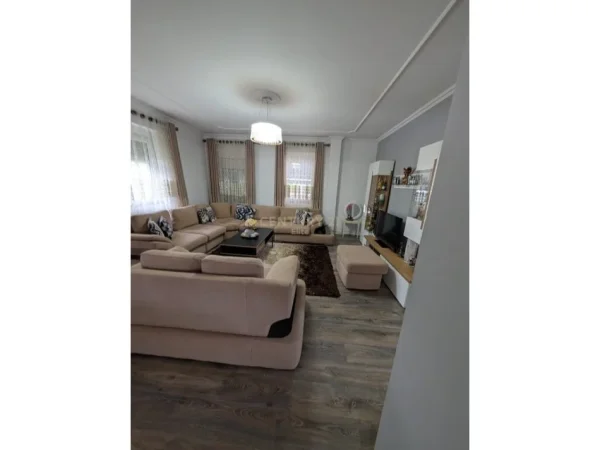 Tirane, shitet Vile 2 Katshe Kati 2, 3.925 m² 1.700.000 € 