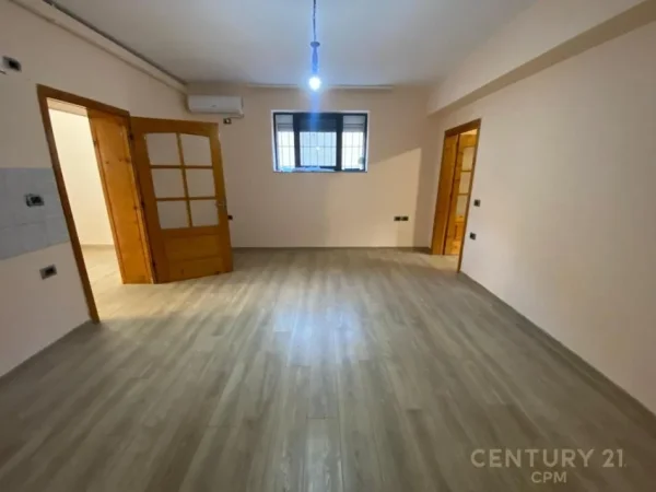 Tirane, jepet me qera ambjent biznesi Kati 0, 62 m² 450 € (21 Dhjetori)