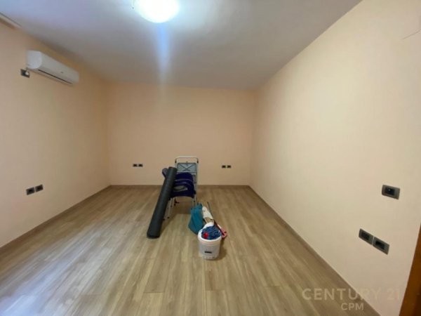 Tirane, jepet me qera ambjent biznesi Kati 0, 62 m² 450 € (21 Dhjetori)
