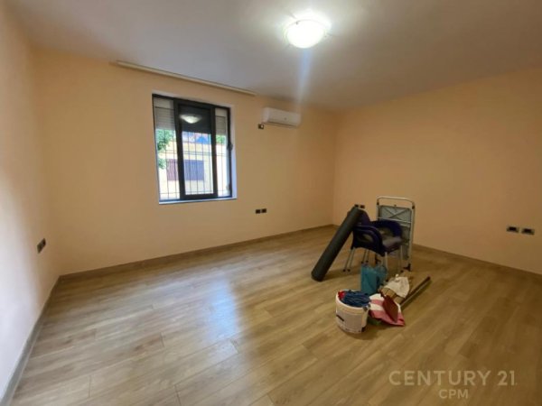 Tirane, jepet me qera ambjent biznesi Kati 0, 62 m² 450 € (21 Dhjetori)