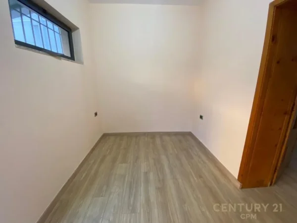 Tirane, jepet me qera ambjent biznesi Kati 0, 62 m² 450 € (21 Dhjetori)