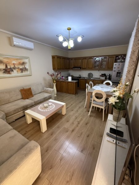 Tirane, jepet me qera apartament 1+1+Ballkon Kati 2, 80 m² 450 € (RRUGA E DIBRES)