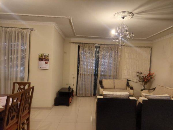Tirane, jepet me qera apartament 2+1 Kati 5, 130 m² 500 € 