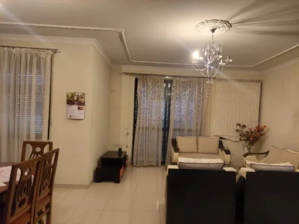 Tirane, jepet me qera apartament 2+1 Kati 5, 130 m² 500 € 