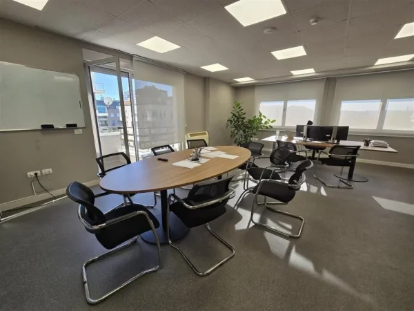 Tirane, jepet me qera zyre Kati 1, 220 m² 3.300 € (Libri Universitar)