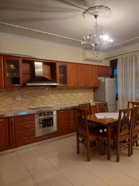 Tirane, jepet me qera apartament 2+1 Kati 5, 130 m² 500 € 