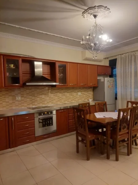 Tirane, jepet me qera apartament 2+1 Kati 5, 130 m² 500 € 