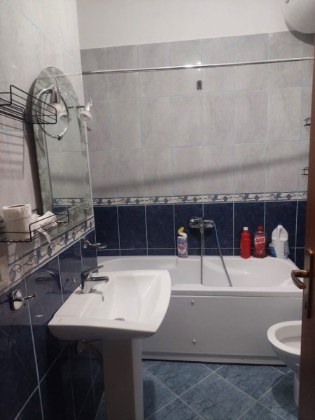 Tirane, jepet me qera apartament 2+1 Kati 5, 130 m² 500 € 