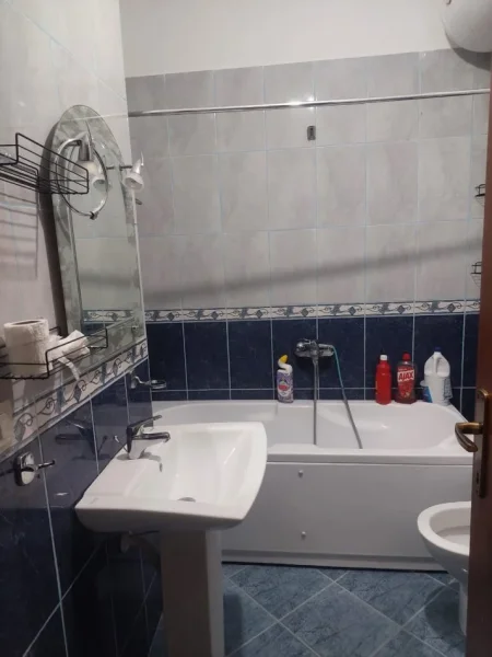 Tirane, jepet me qera apartament 2+1 Kati 5, 130 m² 500 € 