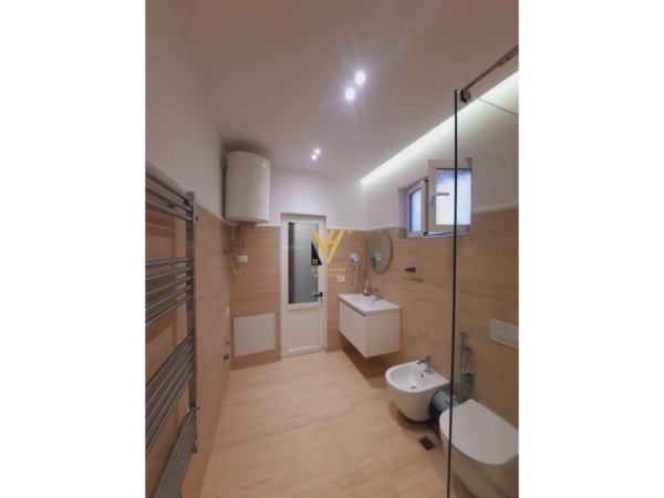 Tirane, jepet me qera garsonier 1+1 Kati 1, 30 m² 500 € (RRUGA E BARRIKADAVE)