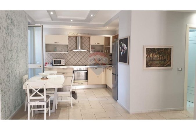 Tirane, jepet me qera apartament 2+1+Aneks+Ballkon Kati 7, 120 m² 750 € (Gjuhet e Huaja)