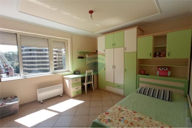 Tirane, jepet me qera apartament 2+1+Aneks+Ballkon Kati 7, 120 m² 750 € (Gjuhet e Huaja)