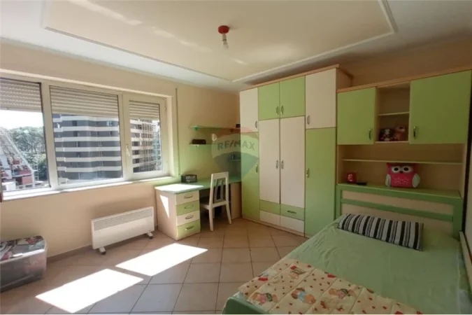 Tirane, jepet me qera apartament 2+1+Aneks+Ballkon Kati 7, 120 m² 750 € (Gjuhet e Huaja)