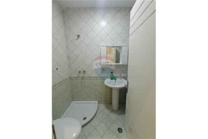 Tirane, jepet me qera apartament 2+1+Aneks+Ballkon Kati 7, 120 m² 750 € (Gjuhet e Huaja)