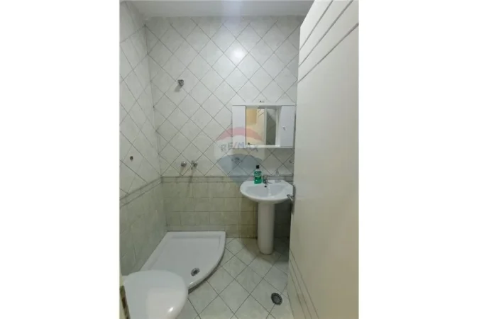 Tirane, jepet me qera apartament 2+1+Aneks+Ballkon Kati 7, 120 m² 750 € (Gjuhet e Huaja)