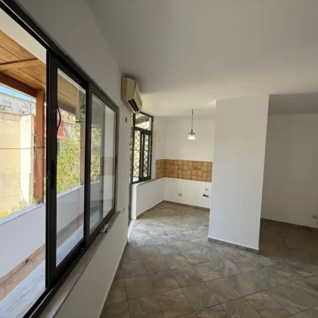 Tirane, shitet garsonier 1+1 Kati 3, 45 m² 110.000 € (Pazari i Ri)