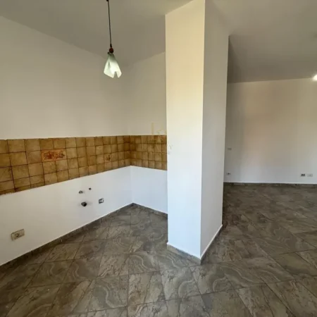 Tirane, shitet garsonier 1+1 Kati 3, 45 m² 110.000 € (Pazari i Ri)