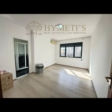 Tirane, jepet me qera ambjent biznesi Kati 4, 160 m² 1.500 € (LSI, Ish-Bllok)