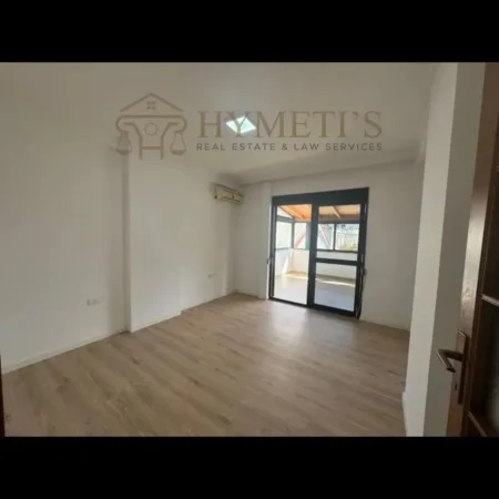 Tirane, jepet me qera ambjent biznesi Kati 4, 160 m² 1.500 € (LSI, Ish-Bllok)