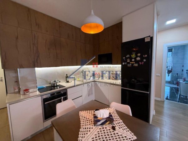 Tirane, jepet me qera apartament 2+1+Ballkon Kati 6, 800 m² 800 € (Don Bosko)
