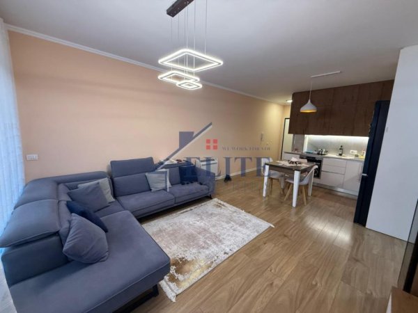 Tirane, jepet me qera apartament 2+1+Ballkon Kati 6, 800 m² 800 € (Don Bosko)