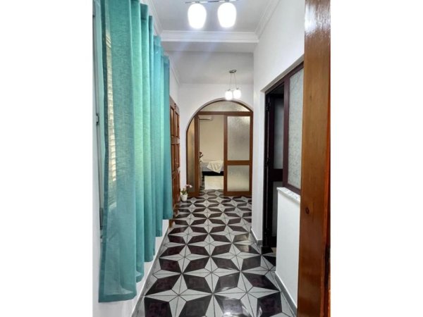 Tirane, jepet me qera apartament 1+1+Ballkon Kati 1, 70 m² 400 € (Ali Demi)