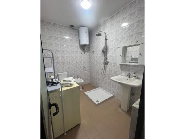 Tirane, jepet me qera apartament 1+1+Ballkon Kati 1, 70 m² 400 € (Ali Demi)