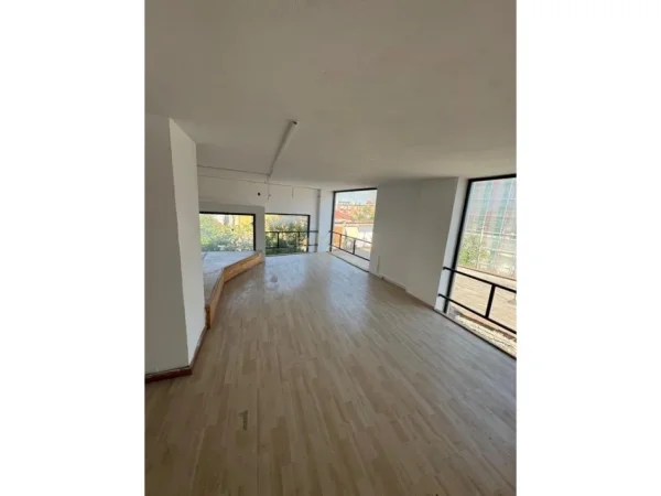 Tirane, shes ambjent biznesi Kati 0, 79 m² 200.000 € (Rruga Budi)