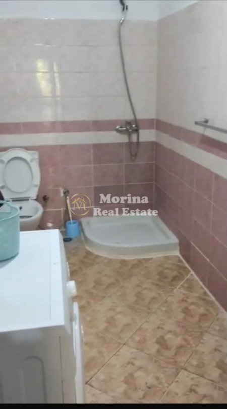 Tirane, jepet me qera shtepi 1+1 Kati 1, 65 m² 400 € (Pallati Grand)