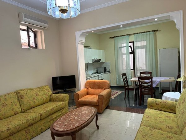 Tirane, jepet me qera apartament 1+1 Kati 1, 110 m² 500 € (Rruga dibres)