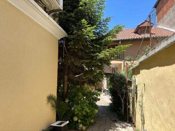 Tirane, jepet me qera apartament 1+1 Kati 1, 110 m² 500 € (Rruga dibres)